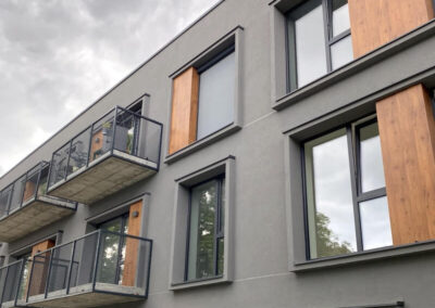 Lauko roletai spalvos pritaikytos prie bendro fasado vaizdo